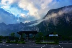 峡谷风光无限好，云中漫步入画来