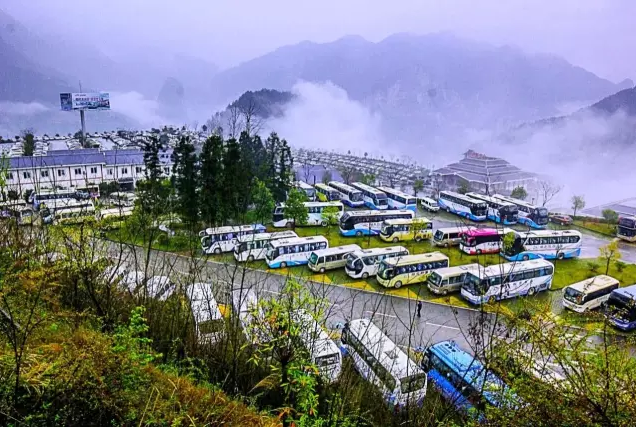 清明远足踏青盛行，恩施大峡谷迎春季出游新高峰