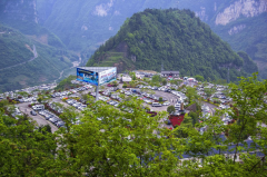 五一小长假，恩施大峡谷景区人气爆棚秩序井然